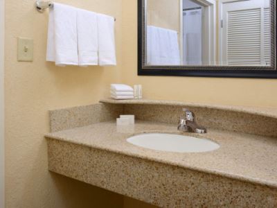 bathroom - hotel courtyard dallas las colinas - irving, united states of america