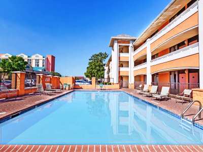 outdoor pool - hotel days inn wyndham grapevine dfw apt north - irving, united states of america