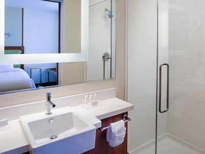 bathroom - hotel springhill suites dallas lewisville - lewisville, united states of america