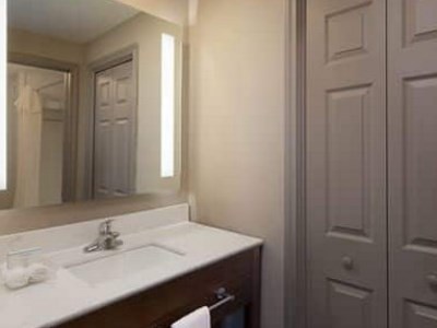 bathroom - hotel homewood suites by hilton lubbock - lubbock, united states of america