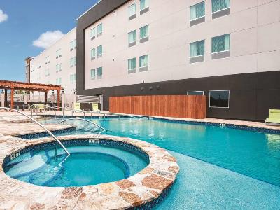 outdoor pool 1 - hotel la quinta wyndham mcallen convention ctr - mcallen, united states of america