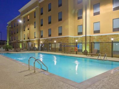 outdoor pool - hotel hampton inn and suites new braunfels - new braunfels, united states of america