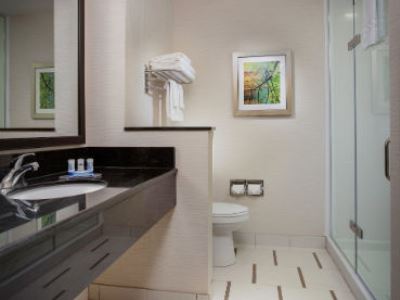 bathroom - hotel fairfield inn and ste dallas plano north - plano, united states of america