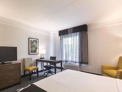 bedroom - hotel la quinta inn n suites dallas plano west - plano, united states of america