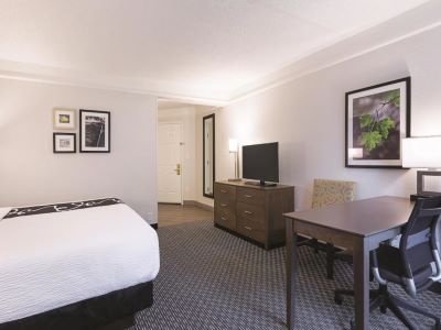 bedroom 3 - hotel la quinta inn n suites dallas plano west - plano, united states of america