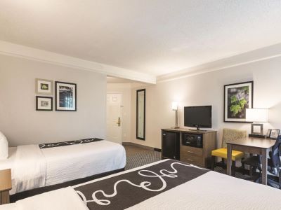 bedroom 2 - hotel la quinta inn n suites dallas plano west - plano, united states of america