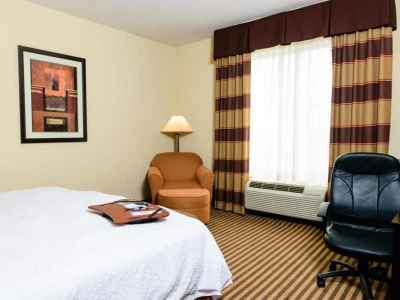 bedroom 3 - hotel hampton inn and suites port arthur - port arthur, united states of america