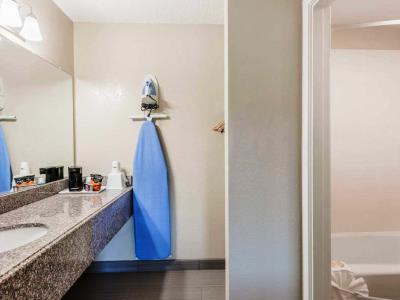 bathroom - hotel days inn by wyndham san marcos - san marcos, texas, united states of america
