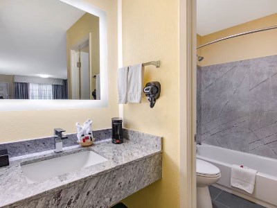 bathroom - hotel days inn by wyndham waco - waco, united states of america