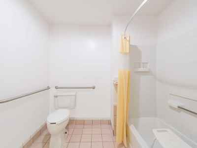 bathroom 2 - hotel days inn by wyndham waco - waco, united states of america