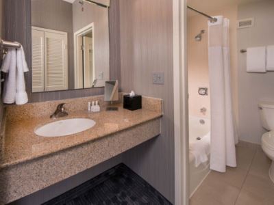 bathroom 1 - hotel courtyard dulles airport chantilly - chantilly, united states of america