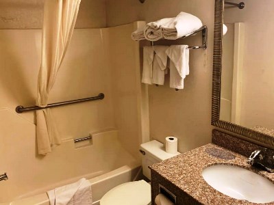 bathroom - hotel days inn by wyndham harrisonburg - harrisonburg, united states of america