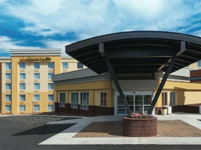 exterior view - hotel la quinta inn suites at liberty univ. - lynchburg, united states of america