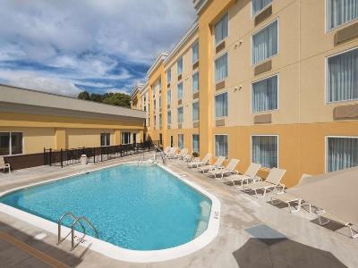 outdoor pool - hotel la quinta inn suites at liberty univ. - lynchburg, united states of america