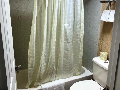 bathroom - hotel super 8 by wyndham newport news - newport news, united states of america