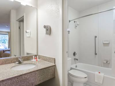 bathroom - hotel days inn by wyndham norfolk airport - norfolk, virginia, united states of america