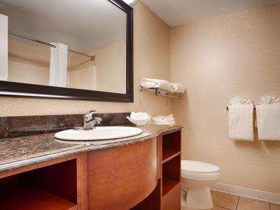 bathroom - hotel best western plus inn at valley view - roanoke, virginia, united states of america