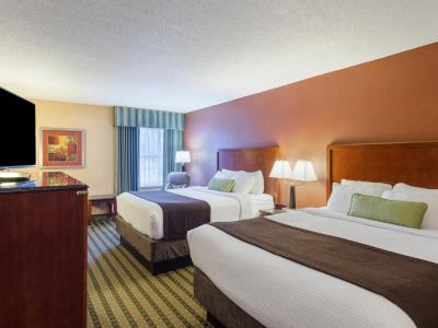 bedroom 1 - hotel best western plus inn at valley view - roanoke, virginia, united states of america