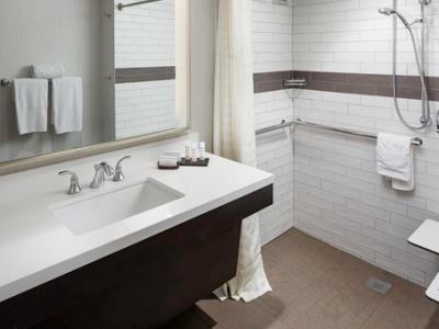 bathroom - hotel embassy suites tysons corner - vienna, virginia, united states of america