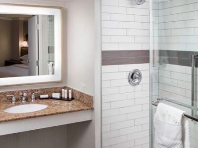 bathroom 2 - hotel embassy suites tysons corner - vienna, virginia, united states of america
