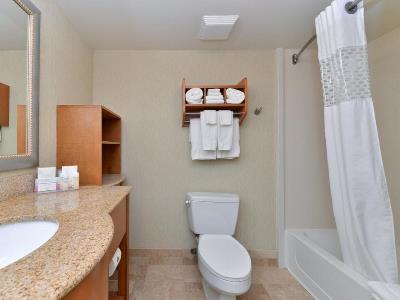 bathroom - hotel hampton inn oceanfront north - virginia beach, united states of america