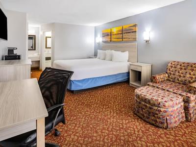 bedroom 2 - hotel days inn and suite williamsburg colonial - williamsburg, virginia, united states of america