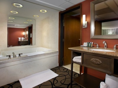bathroom - hotel hilton bellevue - bellevue, washington, united states of america