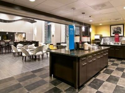 breakfast room - hotel hampton inn suites bellevue downtown - bellevue, washington, united states of america