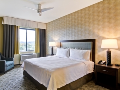 bedroom - hotel homewood suites seattle-issaquah - issaquah, united states of america
