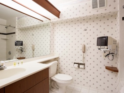 bathroom - hotel shilo inns ocean shores - ocean shores, united states of america
