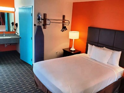 bedroom 1 - hotel howard johnson by wyndham spokane - spokane, united states of america