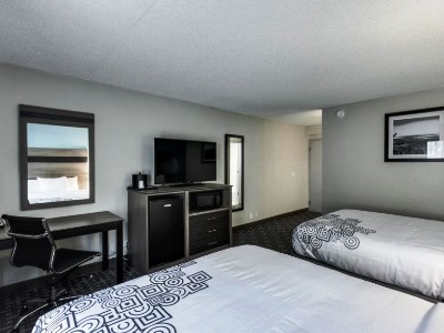 bedroom 2 - hotel days inn and suites by wyndham spokane - spokane, united states of america