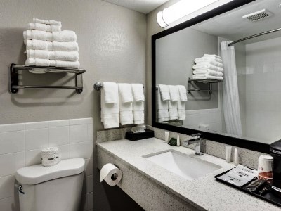 bathroom - hotel days inn and suites by wyndham spokane - spokane, united states of america