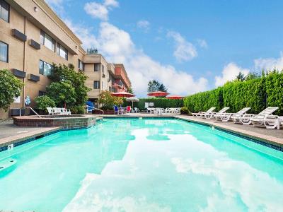 outdoor pool - hotel ramada by wyndham tukwila southcenter - tukwila, united states of america