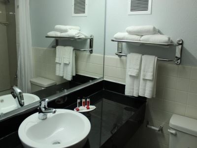 bathroom - hotel travelodge wyndham water's edge - racine - racine, united states of america