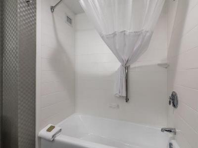 bathroom - hotel doubletree winston salem - university - winston-salem, united states of america