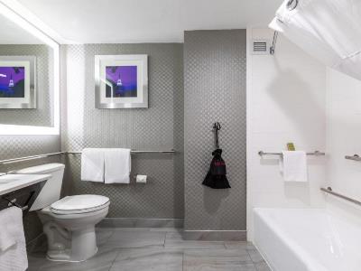 bathroom 1 - hotel doubletree winston salem - university - winston-salem, united states of america