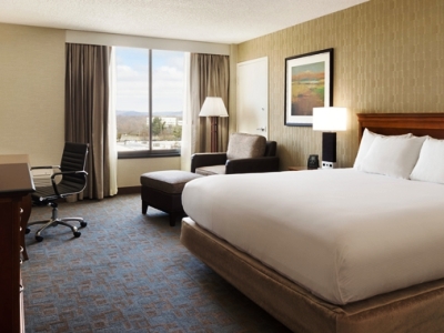 bedroom - hotel doubletree exec meeting ctr somerset - somerset, new jersey, united states of america