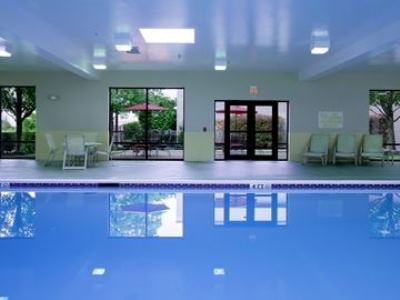 indoor pool - hotel hampton inn woodbridge - woodbridge, new jersey, united states of america