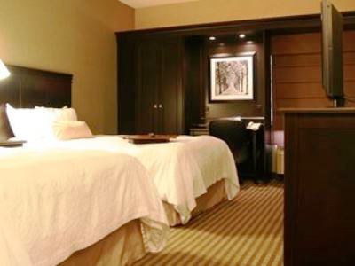 bedroom - hotel hampton inn long island commack - commack, united states of america