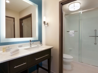 bathroom - hotel homewood suites north houston / spring - spring, united states of america