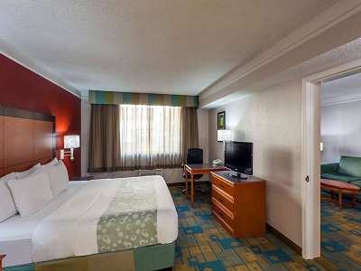 bedroom - hotel la quinta inn and suites sea-tac airport - seatac, united states of america