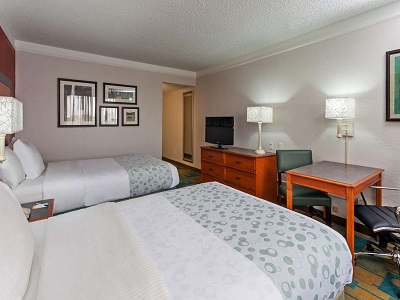 bedroom 1 - hotel la quinta inn and suites sea-tac airport - seatac, united states of america