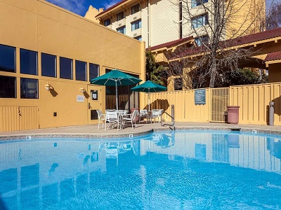 outdoor pool - hotel la quinta inn and suites sea-tac airport - seatac, united states of america
