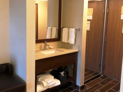 bathroom - hotel wingate by wyndham grove city - grove city, pennsylvania, united states of america