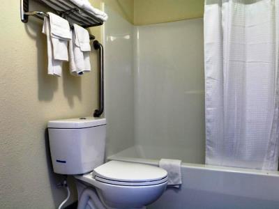 bathroom - hotel baymont by wyndham ridgeland i-95 - ridgeland, south carolina, united states of america