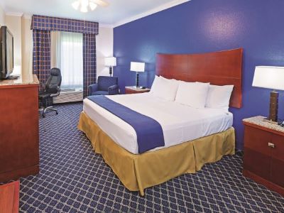 bedroom 1 - hotel la quinta inn and suites wyndham dalhart - dalhart, united states of america
