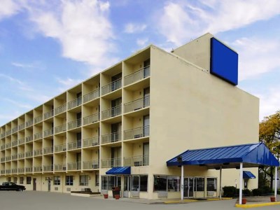 exterior view - hotel travelodge by wyndham cleveland airport - brookpark, united states of america