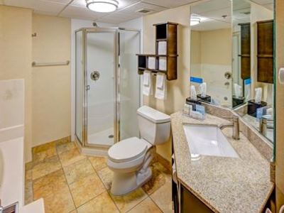 bathroom - hotel hampton inn cle apt middleburg heights - middleburg heights, united states of america
