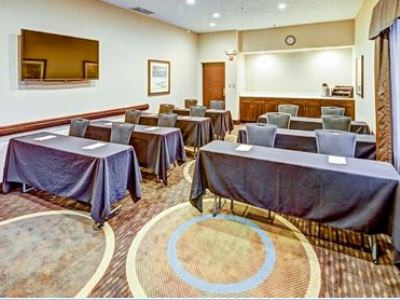 conference room - hotel hampton inn cle apt middleburg heights - middleburg heights, united states of america